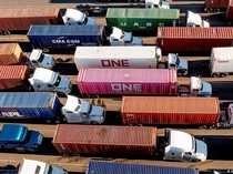 Perdagangan Global Bertahan di Tengah Gempuran Perang-Tarif Trump