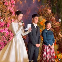 Sebelumnya resepsi pertama mereka jadi viral karena dianggap bak fairy tale dengan Ming Xi mengenakan baju pengantin Dior dan digelar di Mont-Saint-Michel yang ikonik. Foto: Instagram @iam_joechen
