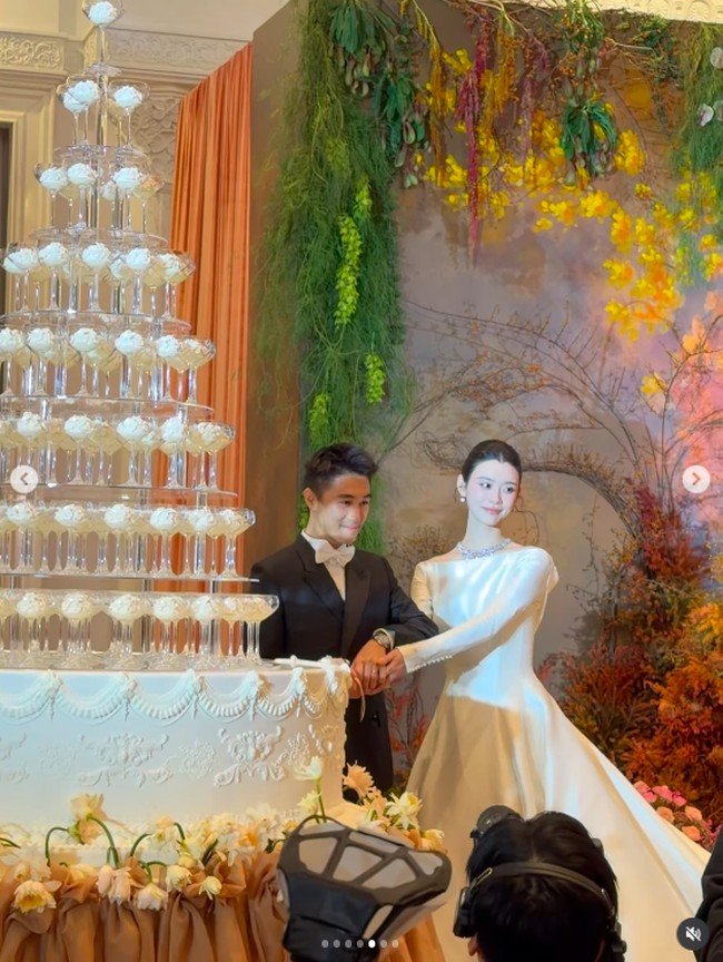 Ming Xi sudah tujuh tahun dipersunting Mario Ho yang dikenal sebagai anak raja judi, Stanley Ho. Mereka menggelar resepsi karena belum pernah mengadakannya ketika resmi menikah pada 2019. Foto: Instagram @iam_joechen