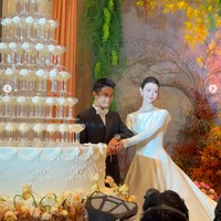 Ming Xi sudah tujuh tahun dipersunting Mario Ho yang dikenal sebagai anak raja judi, Stanley Ho. Mereka menggelar resepsi karena belum pernah mengadakannya ketika resmi menikah pada 2019. Foto: Instagram @iam_joechen