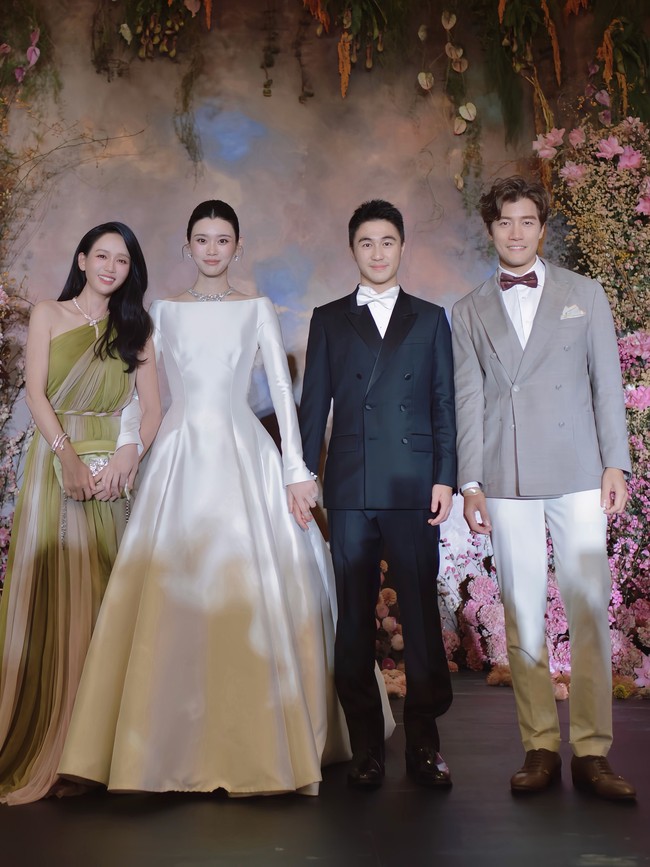 Sama seperti di Prancis, Ming Xi merayakan pernikahan di Macau mengenakan gaun pengantin keluaran Dior. Foto: Instagram @iam_joechen
