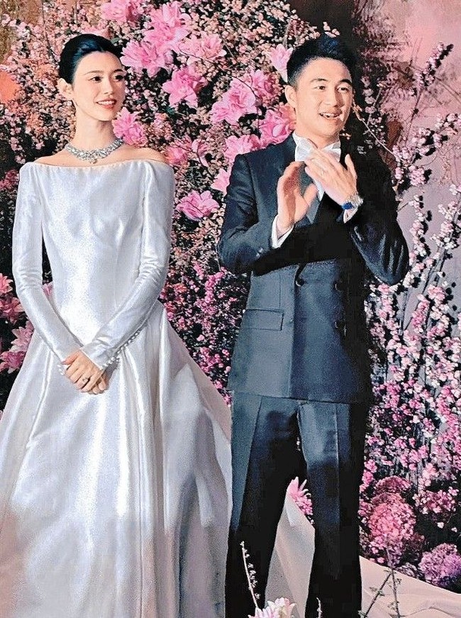 Sebelumnya Ming Xi pernah diremehkan oleh mertuakarena latar belakang yang dianggap tidak setara dengan dinasti kasino yang kaya raya. Mertuanya dilaporkan sempat menunjukkan ekspresi dingin, tidak tersenyum maupun menanggapi sapaan model tersebut. Foto: Instagram/Weibo