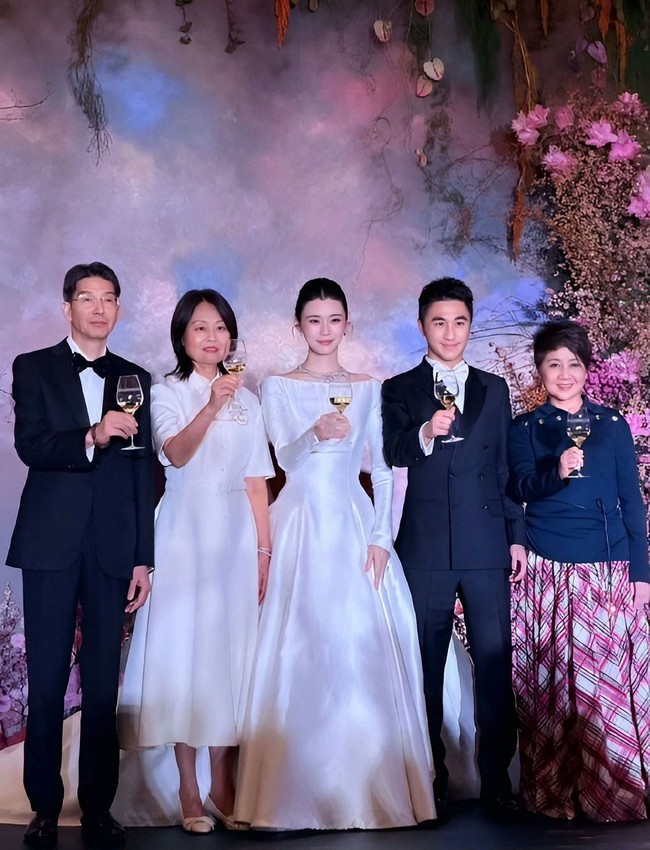 Kali ini Ming Xi dan Mario Ho mengundang teman dan saudara yang tidak dapat menghadiri perayaan cinta mereka di Prancis pada Juni lalu.Foto: Instagram
