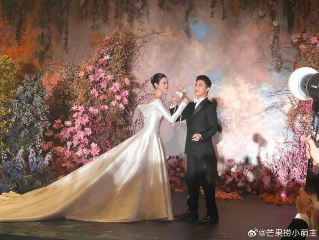 Supermodel China Ming Xi dan suaminya, Mario Ho, kembali mengadakan resepsi pernikahan mewah. Setelah digelar di Prancis, baru-baru ini mereka menggelar acara lagi di Macau. Foto: Weibo