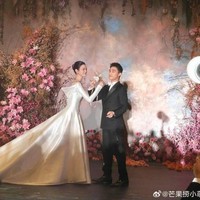 Supermodel China Ming Xi dan suaminya, Mario Ho, kembali mengadakan resepsi pernikahan mewah. Setelah digelar di Prancis, baru-baru ini mereka menggelar acara lagi di Macau. Foto: Weibo