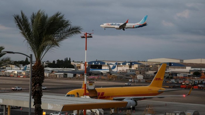 Pesawat yang membawa para penumpang flydubai yang nyaris dibajak , tiba di Bandara Ben Gurion, Israel (REUTERS/Ammar Awad)