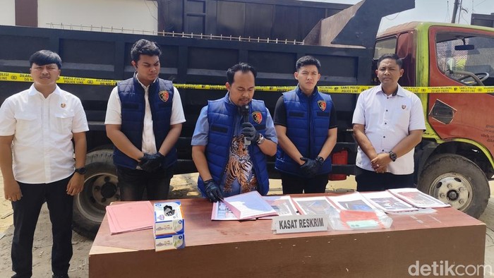 Polisi mengungkap dugaan penyelewengan solar bersubsidi.