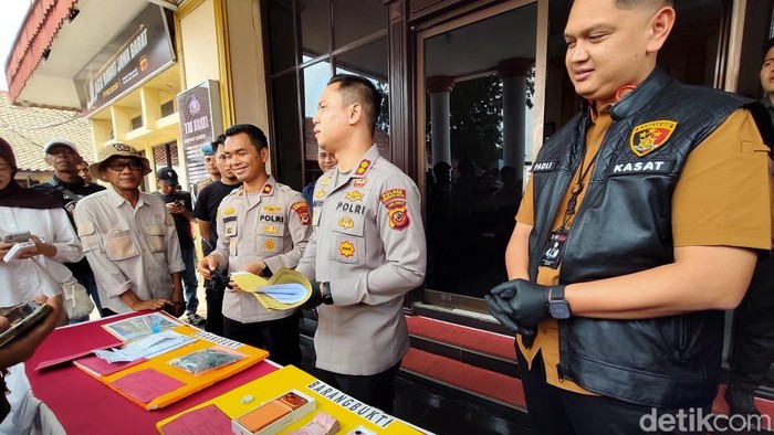 Polres Cirebon Kota saat menggelar konferensi pers terkait kasus pencurian HP di sebuah toko di Cirebon