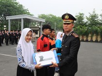 Dukung Pelajar Beken, Polrestro Bekasi Kota Serahkan Bantuan Tablet ke Siswa SMK