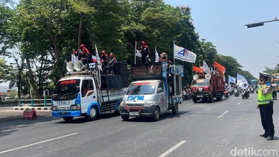 Buruh FSPMI Mulai Berdatangan di Titik Kumpul Jalan Ahmad Yani Surabaya