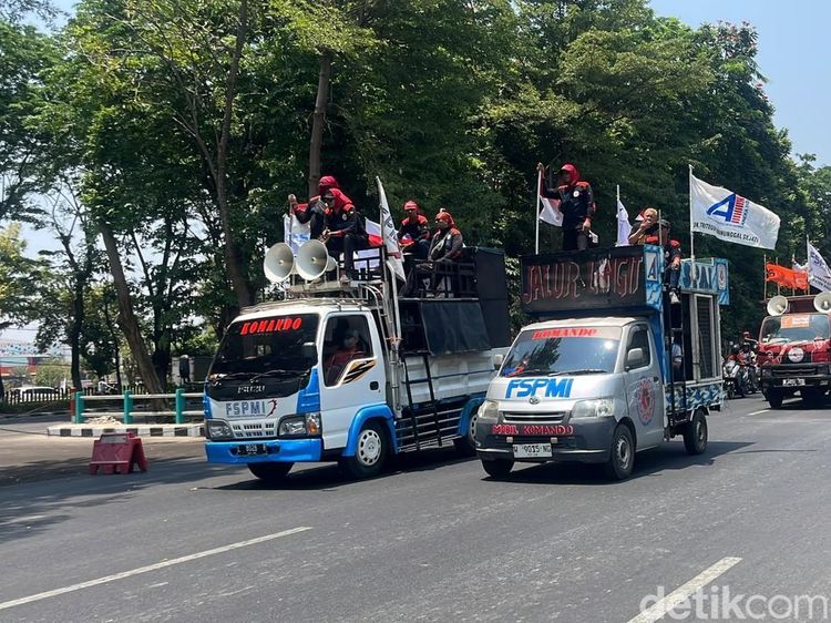 Buruh FSPMI Mulai Berdatangan di Titik Kumpul Jalan Ahmad Yani Surabaya