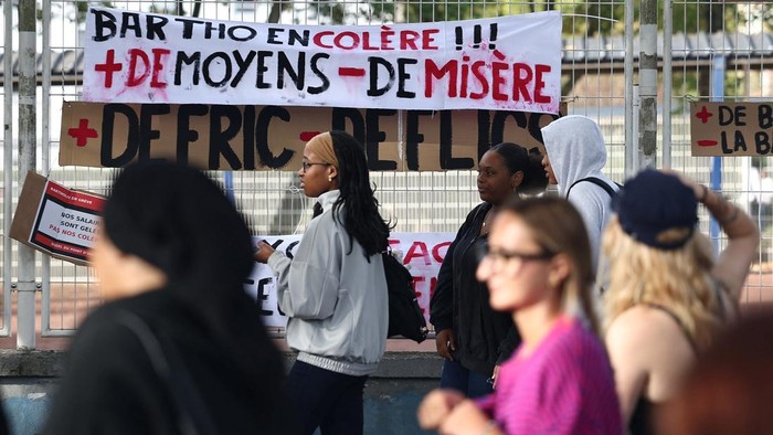 Siswa sekolah menengah dan mahasiswa di Prancis turun ke jalan di Saint-Denis, dekat Paris, pada Kamis (1/10/2026). Mereka menggelar aksi untuk menyuarakan tuntutan terkait kondisi pendidikan dan pembelajaran. REUTERS/Abdul Saboor