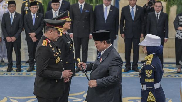 Presiden Prabowo Subianto (kanan) menyematkan tanda pangkat saat mellantik Kapolri Jenderal Pol. Suyudi Ario Seto (kiri) bersama Wakapolri Komjen Pol. Wahyu Hadiningrat (kedua kiri)  di Istana Negara, Jakarta, Kamis (1/10/2026). Presiden Prabowo Subianto melantik Jenderal Pol. Suyudi Ario Seto menjadi Kepala Kepolisian Negara Republik Indonesia (Kapolri) menggantikan Jenderal Listyo Sigit Prabowo dan melantik Komjen Pol Wahyu Hadiningrat sebagai Wakil Kepala Polri (Wakapolri) menggantikan Komjen Pol. Dedi Prasetyo. ANTARA FOTO/Galih Pradipta