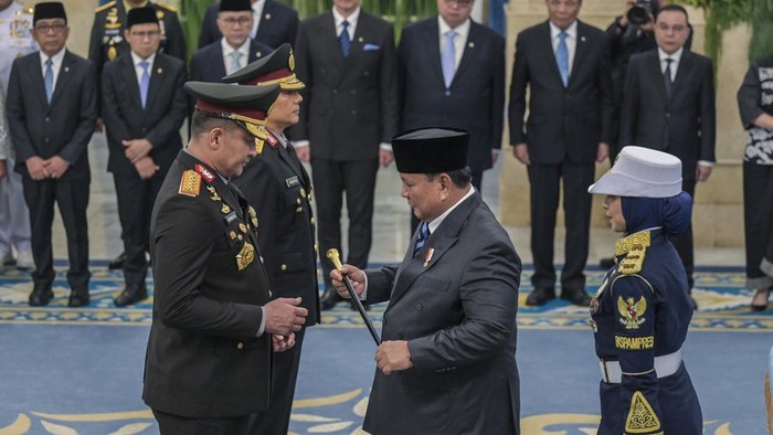 Presiden Prabowo melantik Kapolri dan Wakapolri Presiden Prabowo Subianto (kanan) menyematkan tanda pangkat saat mellantik Kapolri Jenderal Pol. Suyudi Ario Seto (kiri) bersama Wakapolri Komjen Pol. Wahyu Hadiningrat (kedua kiri) di Istana Negara, Jakarta, Kamis (1/10/2026). Presiden Prabowo Subianto melantik Jenderal Pol. Suyudi Ario Seto menjadi Kepala Kepolisian Negara Republik Indonesia (Kapolri) menggantikan Jenderal Listyo Sigit Prabowo dan melantik Komjen Pol Wahyu Hadiningrat sebagai Wakil Kepala Polri (Wakapolri) menggantikan Komjen Pol. Dedi Prasetyo. ANTARA FOTO/Galih Pradipta