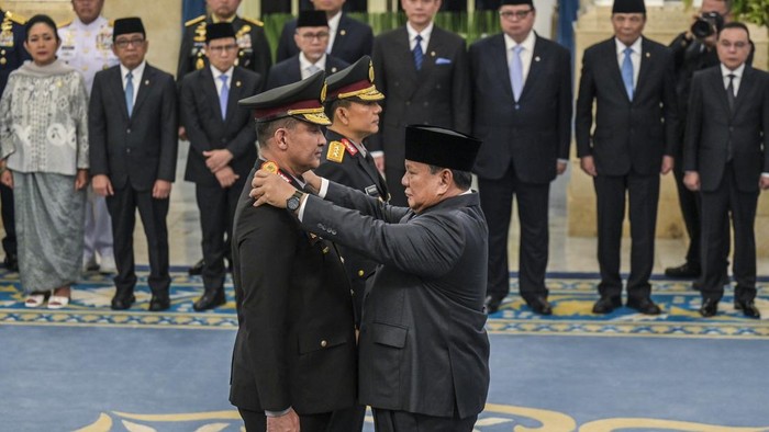 Presiden Prabowo Subianto (kanan) menyematkan tanda pangkat saat mellantik Kapolri Jenderal Pol. Suyudi Ario Seto (kiri) bersama Wakapolri Komjen Pol. Wahyu Hadiningrat (kedua kiri)  di Istana Negara, Jakarta, Kamis (1/10/2026). Presiden Prabowo Subianto melantik Jenderal Pol. Suyudi Ario Seto menjadi Kepala Kepolisian Negara Republik Indonesia (Kapolri) menggantikan Jenderal Listyo Sigit Prabowo dan melantik Komjen Pol Wahyu Hadiningrat sebagai Wakil Kepala Polri (Wakapolri) menggantikan Komjen Pol. Dedi Prasetyo. ANTARA FOTO/Galih Pradipta