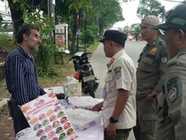 WNA Buka Lapak PKL di Pinggir Jalan Depok Berujung Ditindak Petugas