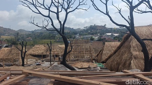 Progres pembangunan ulang rumah-rumah di Desa Adat Sade, Kecamatan Pujut, Lombok Tengah, Kamis (1/10/2026).