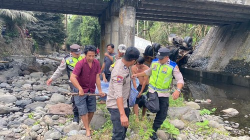 Proses evakuasi korban tewas dalam kecelakaantruk kontainer terjun kejurang di Banjar Dinas Yeh Bakung, Desa Lalanglinggah, Kecamatan Selemadeg Barat, Tabanan, Bali, Rabu (30/9/2026). (Foto: Dok. Istimewa)