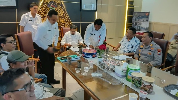 Proses mediasi di kantor kelurahan Sisir