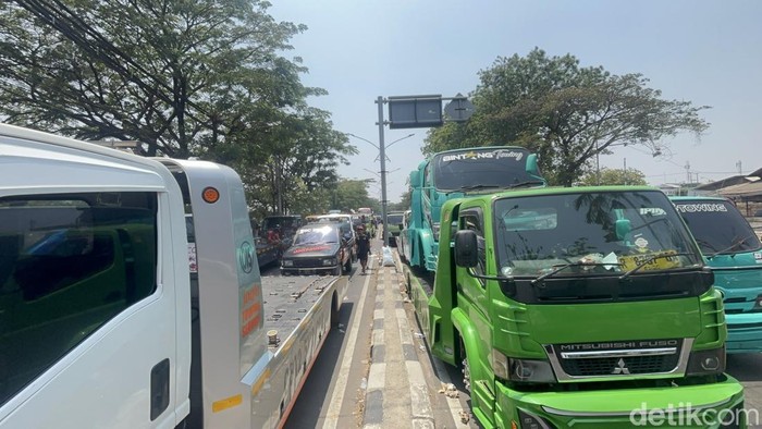 Puluhan truk masih bertahan di sekitar Pertamina, menutup akses jalan.