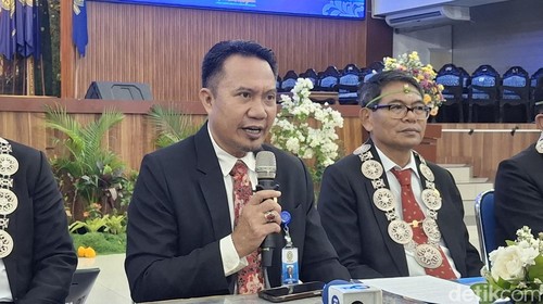 Rektor Universitas Udayana I Ketut Sudarsana (pegang mic) di Auditorium Widya Sabha, Kampus Unud Jimbaran, Kamis (1/10/2026). (Foto: Fabiola Dianira/detikBali)