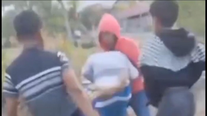 Remaja 12 tahun di Palu diduga dikeroyok tiga temannya. Kasus ini dilaporkan ke polisi setelah video pengeroyokan viral di media sosial.