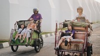 Usai sunat, mereka berjalan-jalan untuk masa penyembuhan Bjorka. penyembuhan sunat Bjorka kami memilih Jogja bertepatan dgn Mars yg jg pertama kali ke Jogja, karna udah lama ga ke jogja saya bener2 ga tau tempat apa yg seru buat anak2 , baru cobain superplay sama sekitaran alun kidul trus kemana lagi ya buat bawa anak2? aman untuk anak 10 tahun baru sunat dan anak 5 tahun yg rusuh dan mempunyai potensi merusak properti, terangnya. Foto: dok instagram Ringgo Agus Rahman