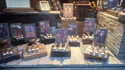 Salah satu produk cerutu yang dipamerkan dalam Indonesian Cigar Festival (ICF) 2026 di Bali Collection, The Nusa Dua, Badung, Bali, Kamis (1/10/2026). (Fabiola Dianira/detikBali)