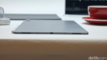 Kedua tablet ini dibekali USB type C dan empat speaker yang membuat kualitas suara nendang di telinga. Foto: Adi FR/detikINET