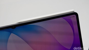 S Pen sudah tersedia dalam paket pembelian Galaxy Tab S12 Plus dan Ultra. Stylus ini dapat digunakan untuk mencatat, menggambar, serta memberikan anotasi pada dokumen. Foto: Adi FR/detikINET