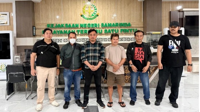 Sarpius (baju abu-abu) saat diamankan tim gabungan di Samarinda