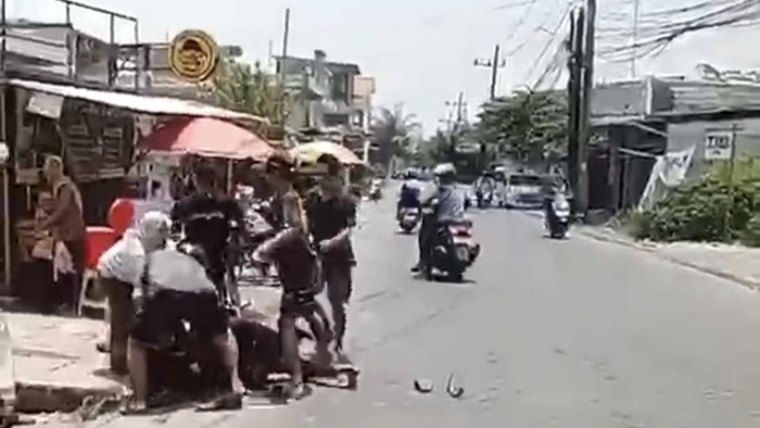 Seorang pria dimassa warga di Gresik diduga pegawai bank plecit.