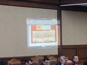Jaksa KPK Tunjukkan Duit USD 110 Ribu yang Disita Terkait Kasus Kuota Haji