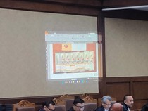 Jaksa KPK Tunjukkan Duit USD 110 Ribu yang Disita Terkait Kasus Kuota Haji