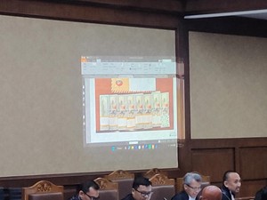 Jaksa KPK Tunjukkan Duit USD 110 Ribu yang Disita Terkait Kasus Kuota Haji