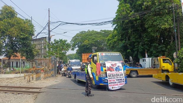 Situasi terkini di Jalan Jagir Surabaya di tengah situasi demo sopir truk.