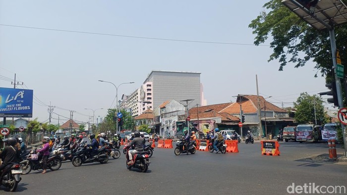 Situasi terkini di Jalan Jagir Surabaya di tengah situasi demo sopir truk.