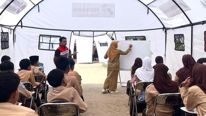 Suasan belajar di ruang kelas darurat.