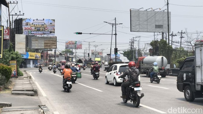 Suasana Jalan Pantura dekat Kawasan Industri Candi, Semarang, Kamis (1/10/2026).
