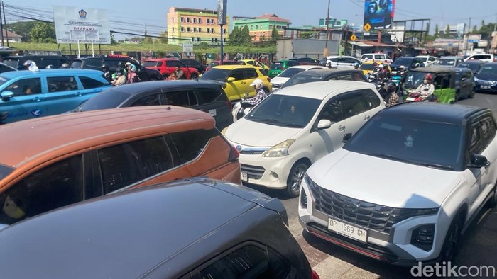 Tamu pernikahan parkir di badan jalan berujung Lalin Jalan Urip Sumoharjo Makassar macet parah. Gayatri Gani/detiksulsel