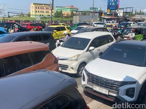 Jalan Urip Macet Parah gegara Tamu Nikah Parkir di Badan Jalan
