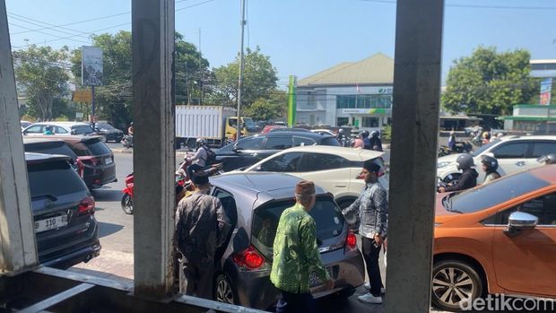 Tamu pernikahan parkir di badan jalan berujung Lalin Jalan Urip Sumoharjo Makassar macet parah. Gayatri Gani/detiksulsel Tamu pernikahan parkir di badan jalan berujung Lalin Jalan Urip Sumoharjo Makassar macet parah. Gayatri Gani/detiksulsel