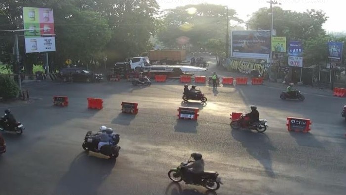 Tangkapan layar CCTV Dishub Surabaya pengalihan arus di Jagir Wonokromo, Surabaya.