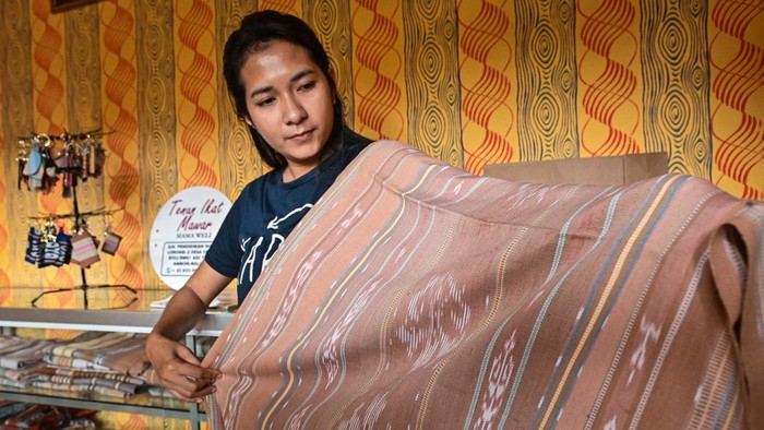 Warga menenun kain ikat Tanimbar di Desa Tawiri, Ambon, Maluku, Kamis (1/10/2026). Kelompok Tenun Ikat Mawar binaan Pertamina Patra Niaga tersebut memproduksi kain tenun pewarna alami dan aksesori berbahan tenun yang memberdayakan masyarakat lokal dengan penghasilan rata-rata per orang mencapai Rp3 juta per bulan. ANTARA FOTO/Sulthony Hasanuddin/agr