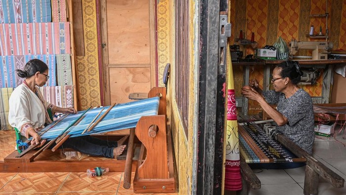 Warga menenun kain ikat Tanimbar di Desa Tawiri, Ambon, Maluku, Kamis (1/10/2026). Kelompok Tenun Ikat Mawar binaan Pertamina Patra Niaga tersebut memproduksi kain tenun pewarna alami dan aksesori berbahan tenun yang memberdayakan masyarakat lokal dengan penghasilan rata-rata per orang mencapai Rp3 juta per bulan. ANTARA FOTO/Sulthony Hasanuddin/agr