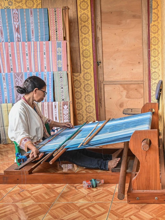 Tenun Ikat Tanimbar, Tradisi yang Menggerakkan Ekonomi Warga