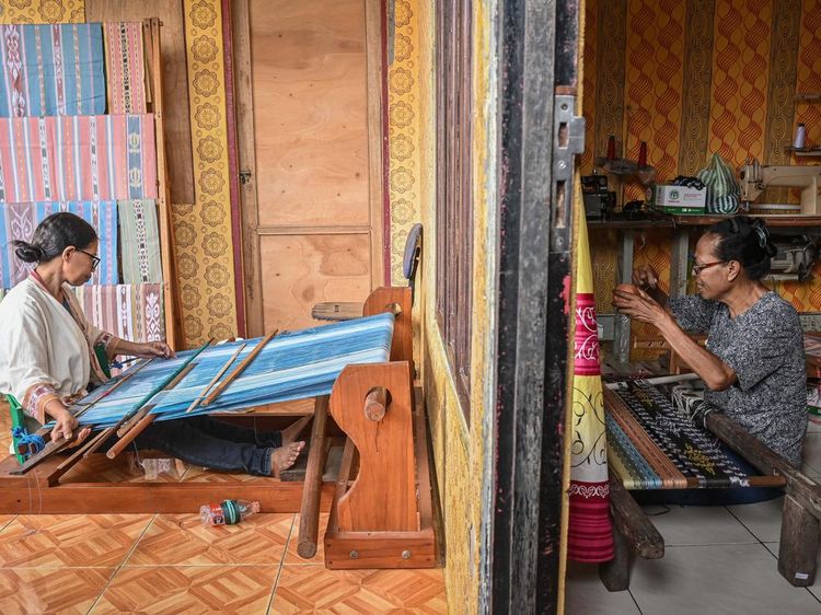 Tenun Ikat Tanimbar, Tradisi yang Menggerakkan Ekonomi Warga
