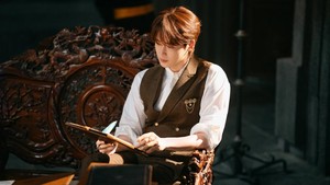 Lee Jong Suk seperti sosok yang keluar langsung dari dunia fantasi. Penampilannya sebagai Heinrey dipuji sutradara Jo Soo Won sebagai salah satu akting terunik yang pernah disajikan Lee Jong Suk sepanjang kariernya. (Foto: dok. Disney+)