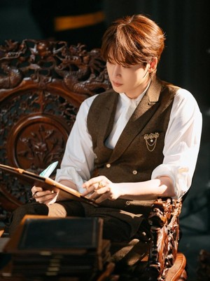 Prince Charming Vibe! Potret Lee Jong Suk di The Remarried Empress