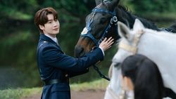Prince Charming Vibe! Potret Lee Jong Suk di The Remarried Empress